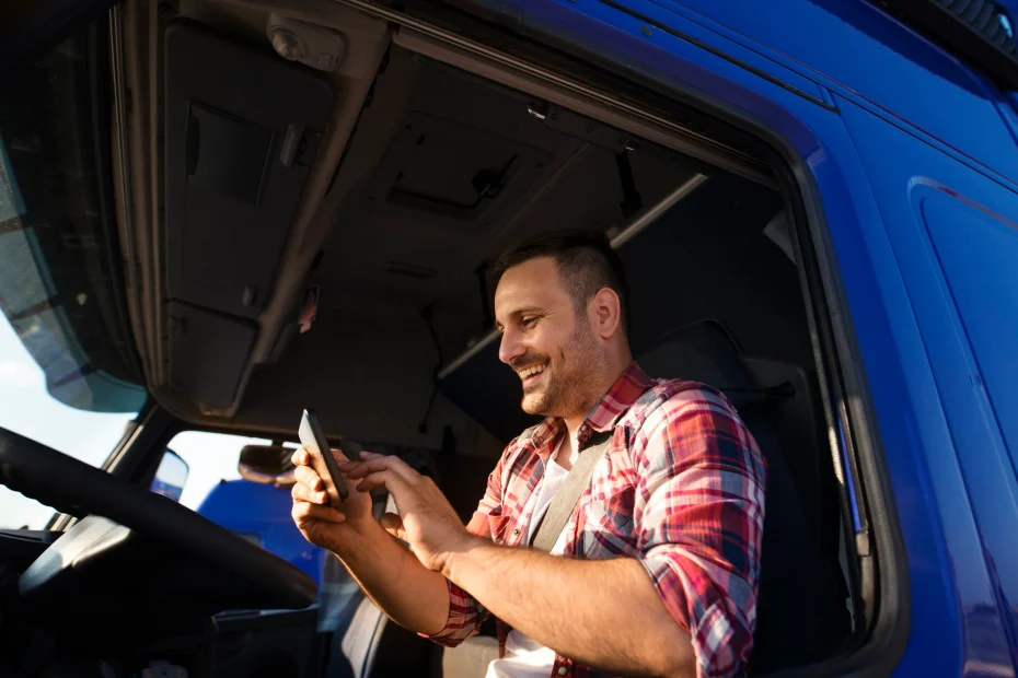 homme qui suit une formation éco-conduite à distance depuis son camion